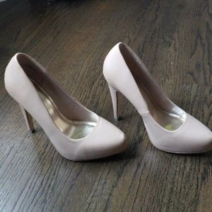 Nude platform pumps